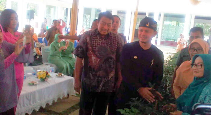 Bantuan Kementan Kuak Kenangan Walikota Aria Bima Petik Cabai di Rumah Kakek